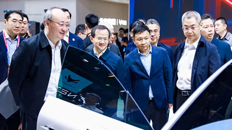 市委書(shū)記尹力、市長(zhǎng)殷勇來(lái)到北汽展臺(tái)